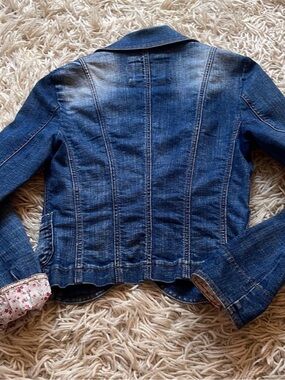 Classic Blue Denim Jean Jacket - Women's Fitted Style